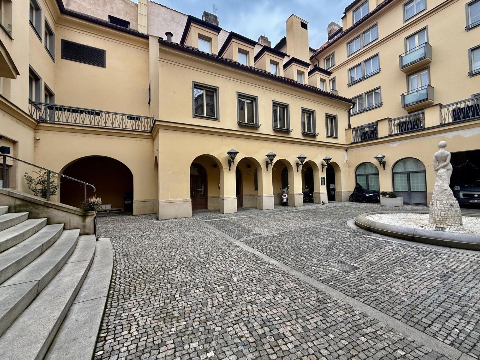 Unique Charles Bridge 2Bdr Apartment. Прага Экстерьер фото