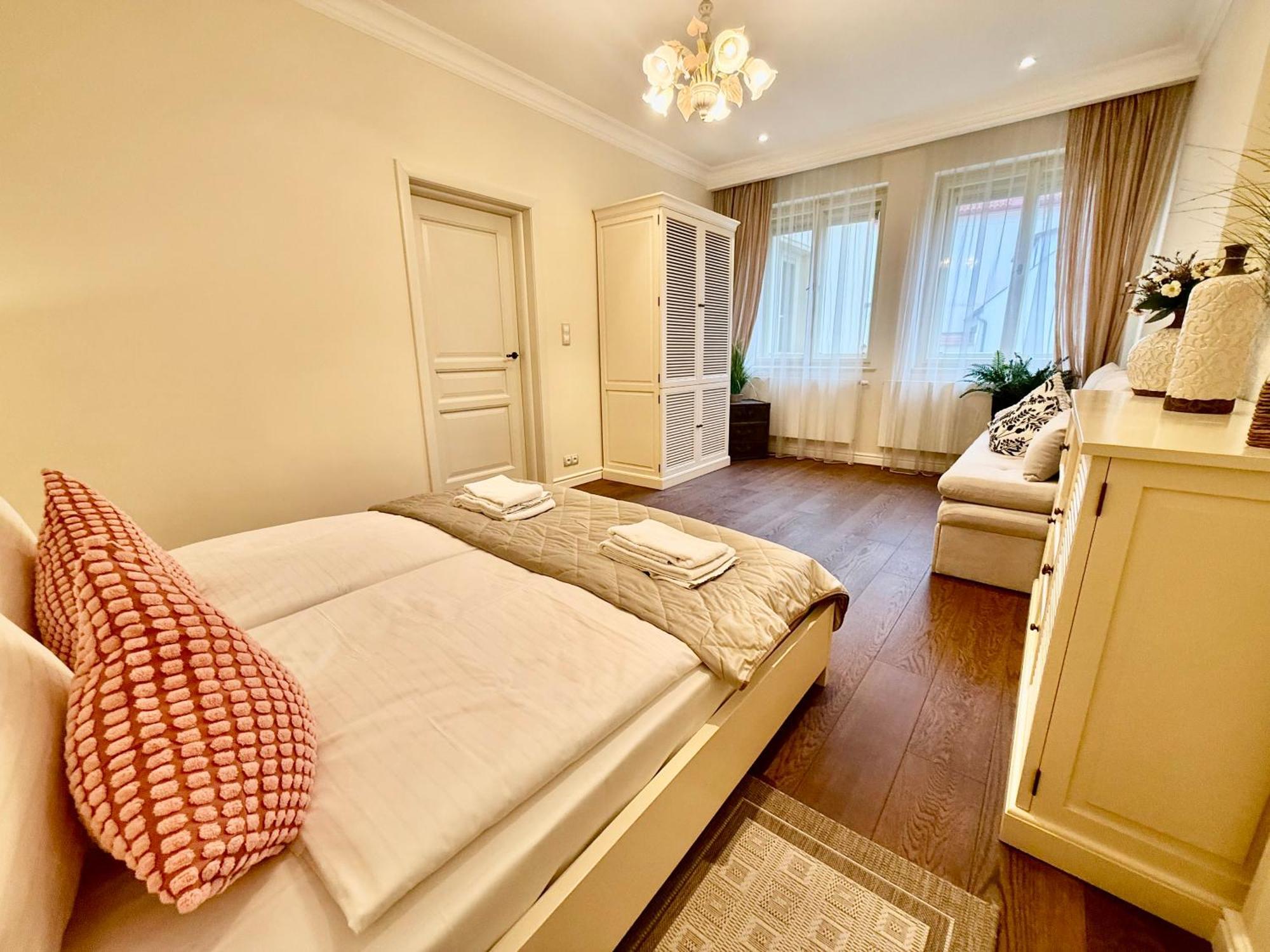 Unique Charles Bridge 2Bdr Apartment. Прага Экстерьер фото