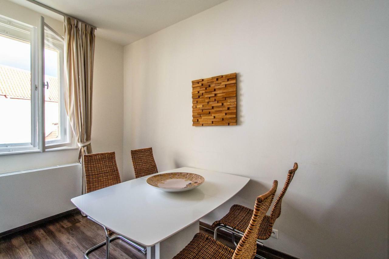 Unique Charles Bridge 2Bdr Apartment. Прага Экстерьер фото