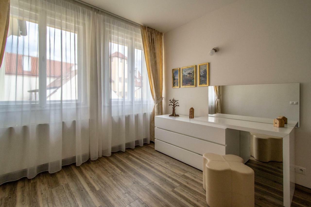 Unique Charles Bridge 2Bdr Apartment. Прага Экстерьер фото